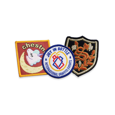 Meerdere logo's Aanvaardbaar opstrijkbare geborduurde patches Badges Twill-stof Aangepast formaat
